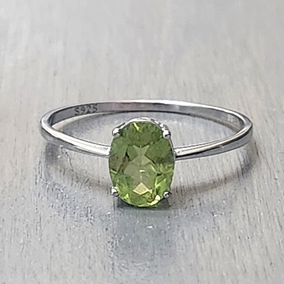 Jewelry - 1.25 ct Peridot Sterling Silver Oval Solitaire Ring size 9 NEW
